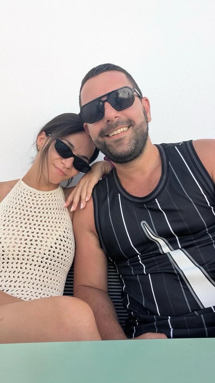 Η Βάγια ακουμπά στον ώμο του Δημήτρη και χαμογελούν φορώντας γυαλιά ηλίου.